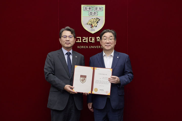 [서울=뉴시스] 장길수 고려대학교 공과대학장, 김동원 총장이 기부식에서 기념촬영을 하고 있다. (사진=고려대 제공) 2026.09.15. photo@newsis.com *재판매 및 DB 금지