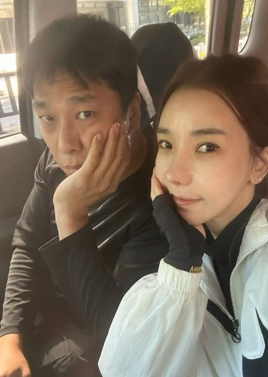 [서울=뉴시스] 김동성과 인민정이 차안에서 셀카를 찍는 모습이다. (사진=인민정 SNS 캡처 ) 2026.09.15. photo@newsis.com *재판매 및 DB 금지