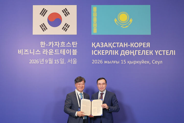 [서울=뉴시스] 15일 서울 포시즌스 호텔에서 현대그린푸드 박홍진 사장(사진 왼쪽)이 알라타우시 총괄청 알리셰르 압디카디로프 대표(오른쪽)과 파트너십 체결 후 기념사진을 촬영하고 있는 모습 (사진=현대그린푸드 제공) *재판매 및 DB 금지