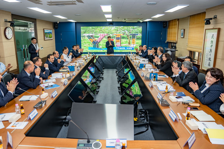 [대구=뉴시스] 최외출 영남대 총장이 우즈베키스탄 공무원 연수단을 대상으로 특별 강연을 하고 있다. (사진=영남대학교 제공) 2026.09.15. photo@newsis.com *재판매 및 DB 금지