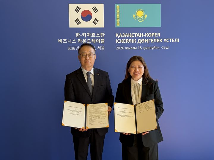 [서울=뉴시스] 이병철 중진공 부이사장(왼쪽)이 QazTrade 부사장과 업무협약 후 기념촬영을 하고 있다. (사진=중진공 제공) 2026.9.15. photo@newsis.com *재판매 및 DB 금지