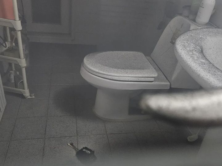 [서울=뉴시스] 보조배터리 폭발 사고 현장 사진. 폭발 이후 화장실 내부가 검은 그을음과 분진으로 뒤덮여 있다. (사진출처: 스레드 캡처)2026.09.15.