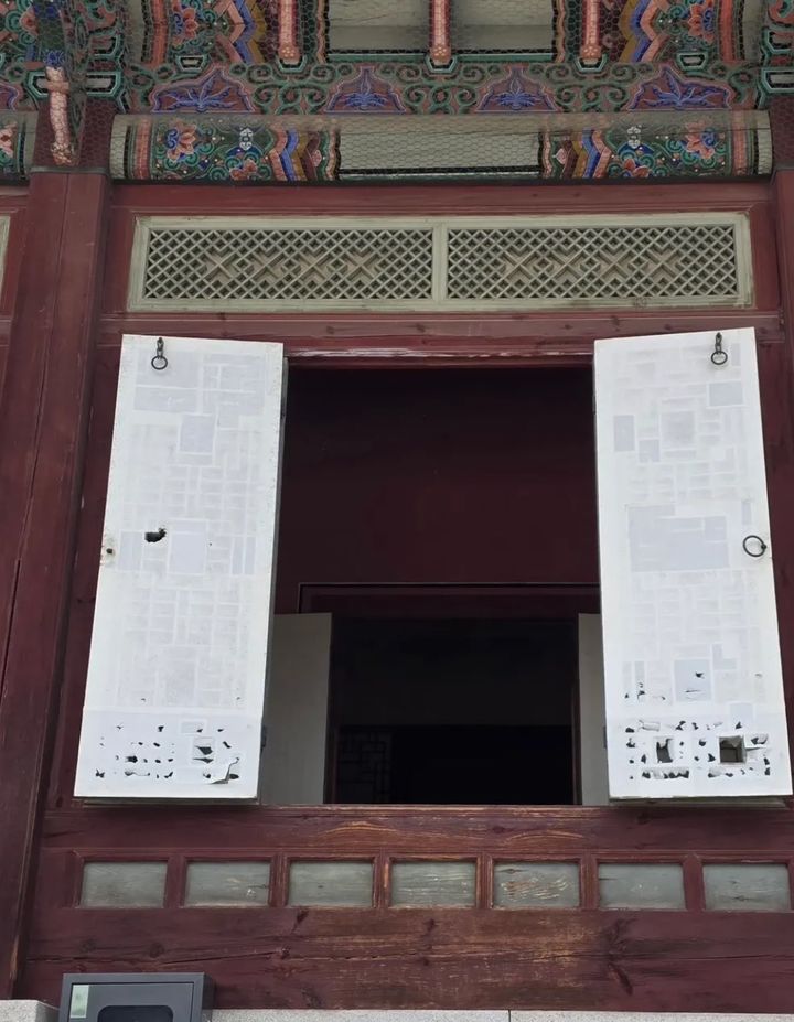 [서울=뉴시스] 경복궁 건물 창호지 곳곳에 구멍이 뚫려 있다. 경복궁관리소는 창호지에 난 구멍의 약 60%는 관람객에 의해 생긴 것으로 보고 있다. (사진=SNS 캡처) *재판매 및 DB 금지