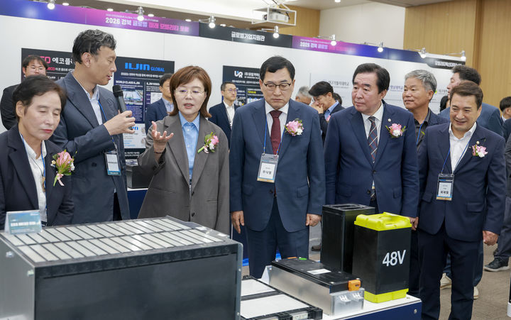 [안동=뉴시스] 15일 경주화백컨벤션센터(HICO)에서 열린 '2026 경북 글로벌 미래모빌리티 포럼' 후 양금희 경북도 경제부지사 등 참석자들이 전시 제품을 둘러보고 있다. (사진=경북도 제공) 2026.09.15. photo@newsis.com *재판매 및 DB 금지