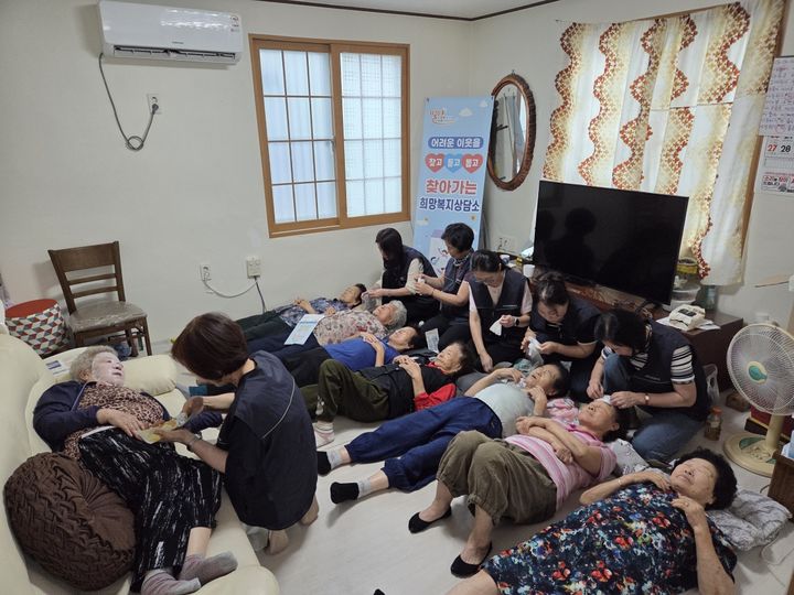 [밀양=뉴시스] 안지율 기자 =  유한강변아파트경로당에서 진행된 찾아가는 희망복지상담소를 운영하고 있다. (사진=밀양시 제공) 2026.09.15. photo@newsis.com *재판매 및 DB 금지