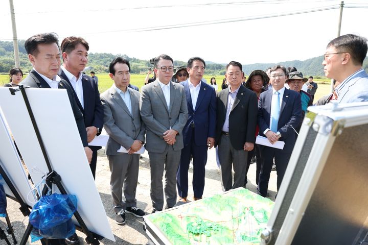 [대구=뉴시스]대구시의회 건설교통위원회가 15일 오전 대구경북통합신공항 건설예정지인 군위군 현지를 찾아 관계자로부터 브리핑을 듣고 있다(사진=대구시의회 제공) 2026.09.15 photo@newsis.com *재판매 및 DB 금지