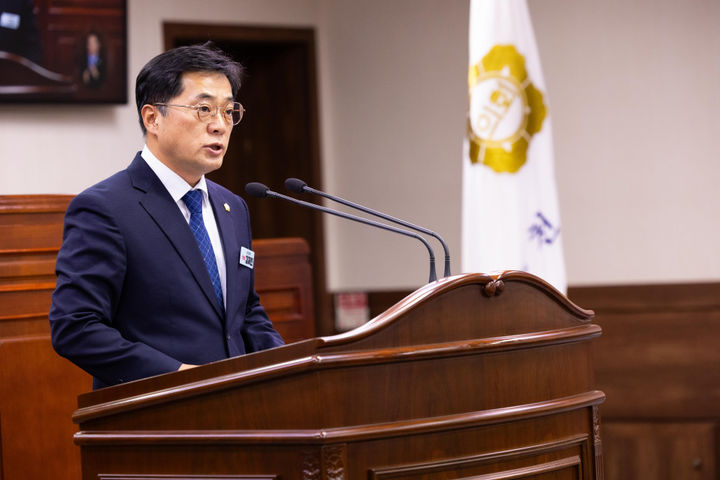 [순천=뉴시스] 순천시의회 김재진 의원(진보당)이 대표 발의한 '순천시 청소년 노동인권 보호 및 증진 조례안'을 설명하고 있다. (사진=순천시의회 제공) 2026.09.15. photo@newsis.com *재판매 및 DB 금지