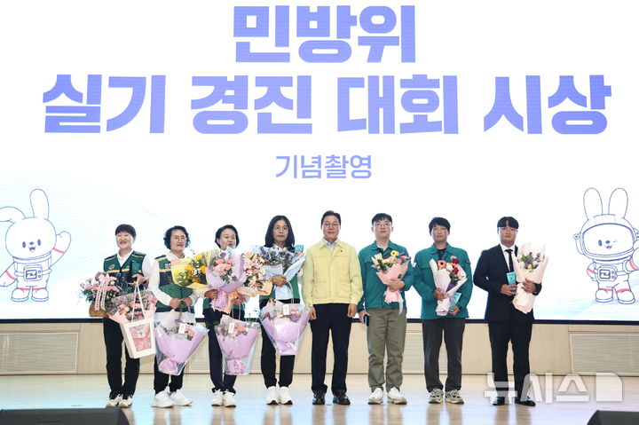 [진주=뉴시스] 박완수 경남도지사가 15일 오후 진주 경상국립대학교 컨벤션센터에서 열린 제51주년 민방위대 창설 기념행사에 참석해 민방위 실기경진대회 우수 대원들에게 도지사 표창을 수여한 후 기념촬영하고 있다. (사진=경남도 제공) 2026.09.15. photo@newsis.com