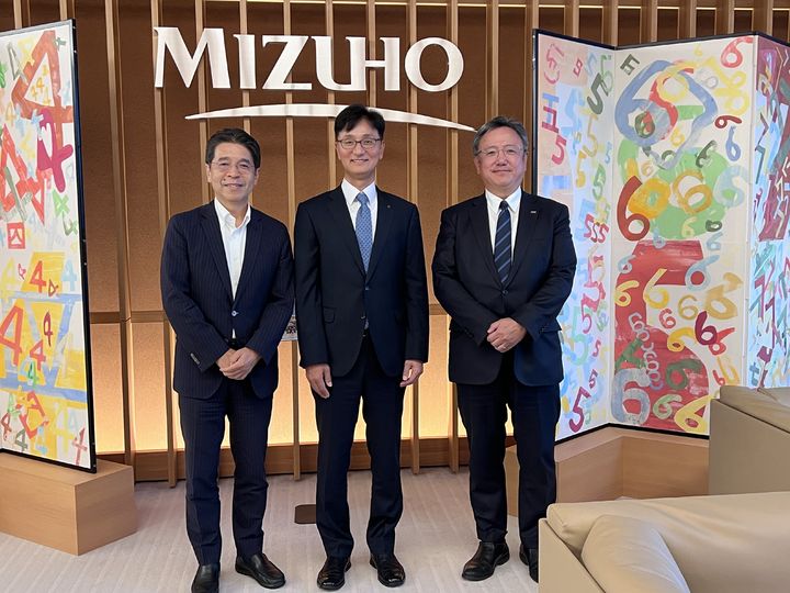 지난 10일 신한투자증권 이선훈 대표이사(가운데)가 일본 미즈호증권 하마모토 요시로 사장(오른쪽)과 일본 라쿠텐증권 구스노키 유지 사장(왼쪽)과 함께 일본 미즈호증권 본사에서 다양한 협력 확대 방안을 논의했다. (사진=신한투자증권 제공) photo@newsis.com *재판매 및 DB 금지