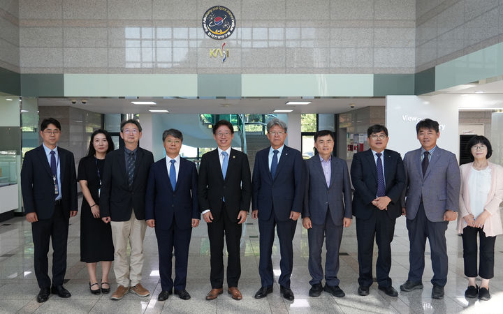 [서울=뉴시스]오태석 우주항공청장이 한국항공우주연구원과 한국천문연구원을 찾아 주요 연구사업과 핵심기술 개발 현황을 점검하고 연구자들의 현장 의견을 들었다. (사진=우주청 제공) *재판매 및 DB 금지