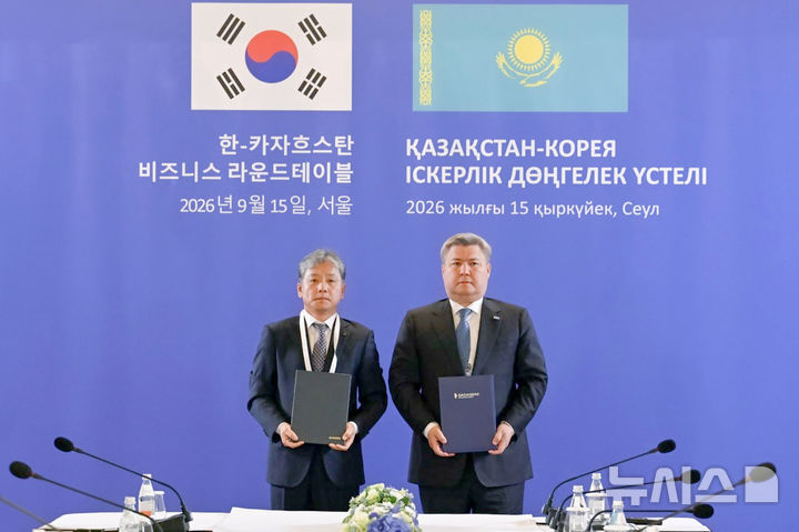 [서울=뉴시스] 카라차가낙 가스처리시설 사업이행합의서 서명식에 참석한 주우정(左) 현대엔지니어링 대표이사와 알리벡 자마우오프 카작가스 회장(右)이 기념 촬영을 하고 있다. (사진= 현대엔지니어링 제공) 