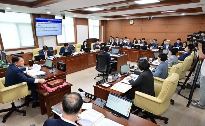 [울산=뉴시스] 울산시의회 예산결산특별위원회가 15일 제3회 울산시교육청 추가경정예산안에 대한 계수조정을 진행하고 있다. (사진=울산시의회 제공) photo@newsis.com *재판매 및 DB 금지