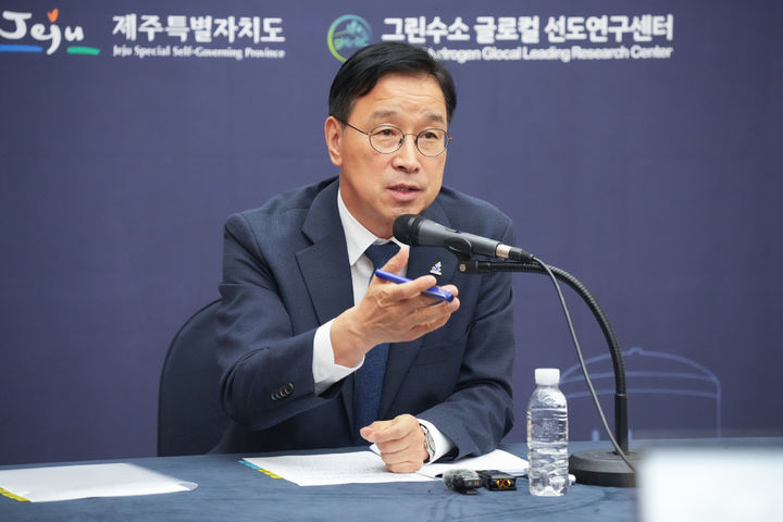 [제주=뉴시스] 위성곤 제주특별자치도지사가 15일 '2026 그린수소 글로벌포럼'이 열리고 있는 제주국제컨벤션센터(ICC)에서 기후에너지환경부 출입기자단과 간담회를 갖고 있다. (사진=제주도청 제공) *재판매 및 DB 금지
