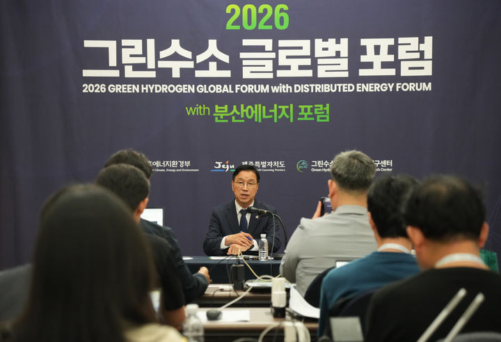 [제주=뉴시스] 위성곤 제주특별자치도지사가 15일 '2026 그린수소 글로벌포럼'이 열리고 있는 제주국제컨벤션센터(ICC)에서 기후에너지환경부 출입기자단과 간담회를 갖고 있다. (사진=제주도청 제공) *재판매 및 DB 금지