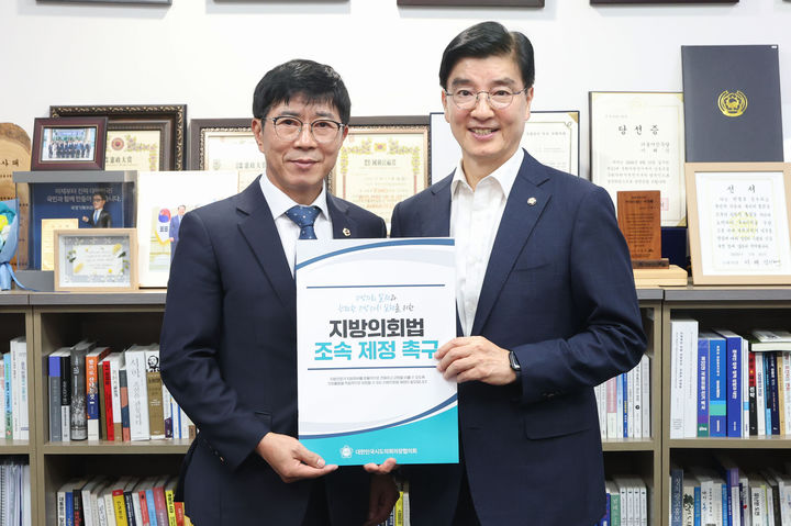 [인천=뉴시스] 박종혁(왼쪽) 제10대 인천시의회 전반기 의장과 더불어민주당 이해식 의원. (사진=인천시의회 제공) 2026.09.15. photo@newsis.com *재판매 및 DB 금지