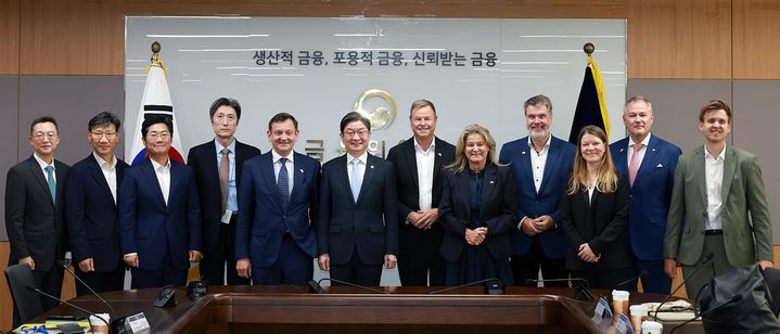 [서울=뉴시스] 이억원 금융위원장이 15일 오후 서울 종로구 정부서울청사에서 독일 연방하원 재정위원회(Finance Committee) 크리스티안 괴르케(Christian Görke) 위원장을 비롯한 하원의원 7명과 한·독 금융시장·정책 동향 공유 및 양국 금융협력 강화 등 논의했다.(사진제공=금융위원회) 2026.09.15. photo@newsis.com *재판매 및 DB 금지