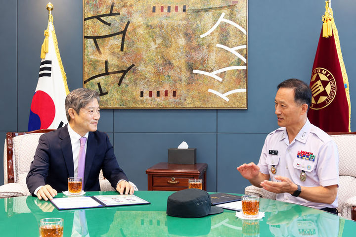 [구미=뉴시스] 이승환 총장이 박진희 학교장과 면담하고 있다. (사진=구미대 제공) 2026.09.15 photo@newsis.com *재판매 및 DB 금지