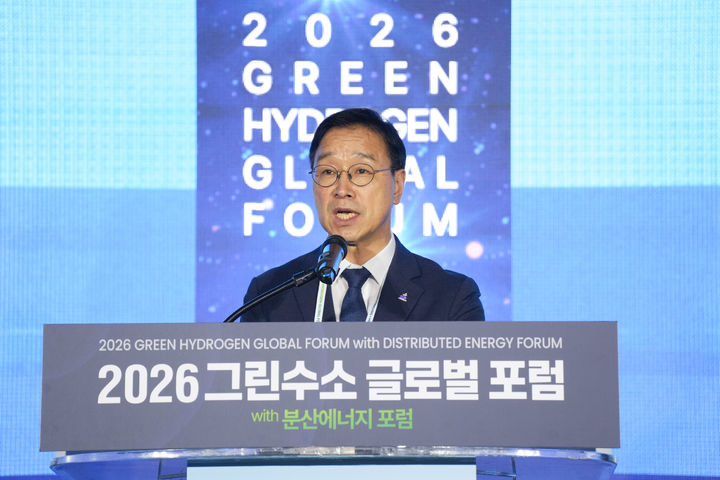 [제주=뉴시스] 위성곤 제주지사가 15일 오후 제주국제컨벤션센터에서 열린 '2026 그린수소 글로벌 포럼 with 분산에너지 포럼' 개회식에서 개회사를 하고 있다. (사진=제주도 제공) 2026.09.15. photo@newsis.com *재판매 및 DB 금지