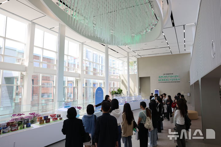 [서울=뉴시스] 유한양행은 지난 11일 서울 동작구 본사와 윌로우하우스에서 동덕여대 학생과 고등학생을 대상으로 각각 맞춤형 기업탐방 프로그램을 진행했다고 15일 밝혔다. (사진=유한양행 제공) 2026.09.15. photo@newsis.com