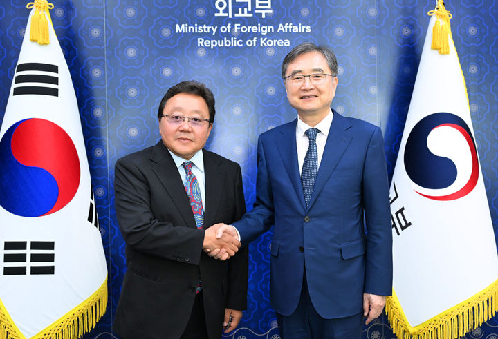 [서울=뉴시스]조현 외교부 장관은 15일 서울에서 차히아 엘벡도르지 전 몽골 대통령을 면담했다.사진 외교부 제공. *재판매 및 DB 금지