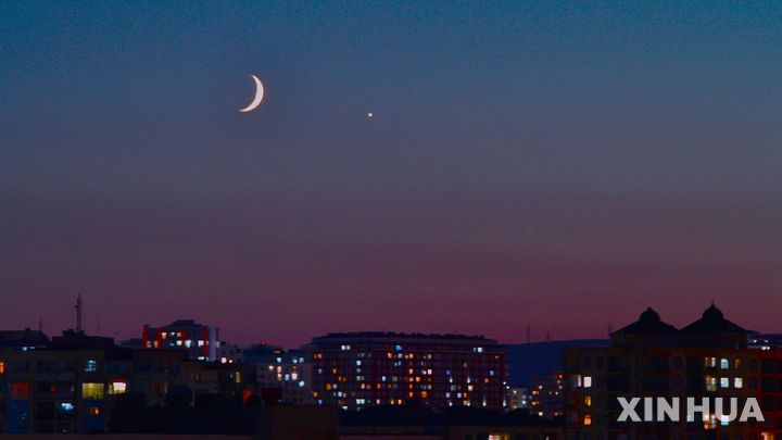 [바쿠=신화/뉴시스] 14일(현지 시간) 아제르바이잔 바쿠 상공에 달과 금성(오른쪽)이 나란히 관측되고 있다. 2026.09.15.