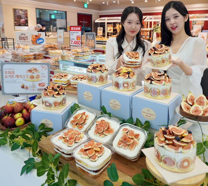 [서울=뉴시스] 15일 서울 용산구 이마트 용산점 내 베이커리 매장에서 모델들이 무화과 케이크 2종을 소개하고 있다. (사진=신세계푸드 제공) 2026.09.15. photo@newsis.com *재판매 및 DB 금지