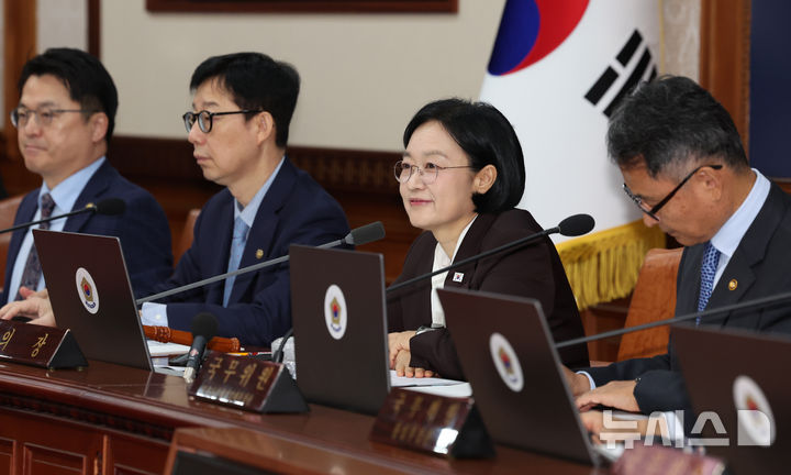 [서울=뉴시스] 조수정 기자 = 한성숙 국무총리가 15일 오전 서울 종로구 정부서울청사에서 국무회의를 주재하고 있다. 2026.09.15. chocrystal@newsis.com