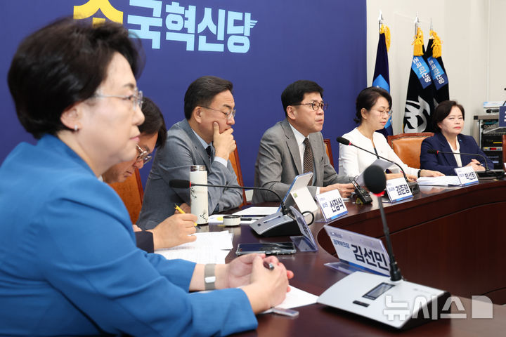[서울=뉴시스] 김근수 기자 = 김준형(가운데) 조국혁신당 원내대표가 15일 오전 서울 여의도 국회에서 열린 의원총회에서 발언하고 있다. 2026.09.15. ks@newsis.com