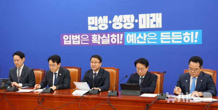 [서울=뉴시스] 고범준 기자 = 한병도 더불어민주당 원내대표가 15일 서울 여의도 국회에서 열린 원내대책회의에서 발언하고 있다. 2026.09.15. bjko@newsis.com