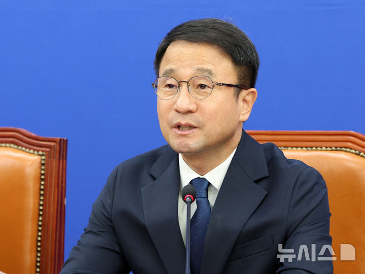 [서울=뉴시스] 고범준 기자 = 한병도 더불어민주당 원내대표가 15일 서울 여의도 국회에서 열린 원내대책회의에서 발언하고 있다. 2026.09.15. bjko@newsis.com