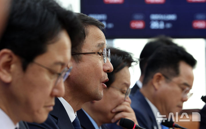 [서울=뉴시스] 고범준 기자 = 한병도 더불어민주당 원내대표가 15일 서울 여의도 국회에서 열린 원내대책회의에서 발언하고 있다. 2026.09.15. bjko@newsis.com