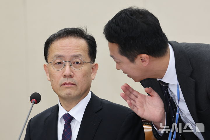 [서울=뉴시스] 최진석 기자 = 이형일 부총리 겸 재정경제부장관 후보가 15일 여의도 국회에서 열린 제439회 국회(정기회) 재정경제기획위원회 국무위원후보자(부총리 겸 재정경제부장관 이형일) 인사청문회에 출석해 관계자와 대화를 나누고 있다. 2026.09.15. myjs@newsis.com