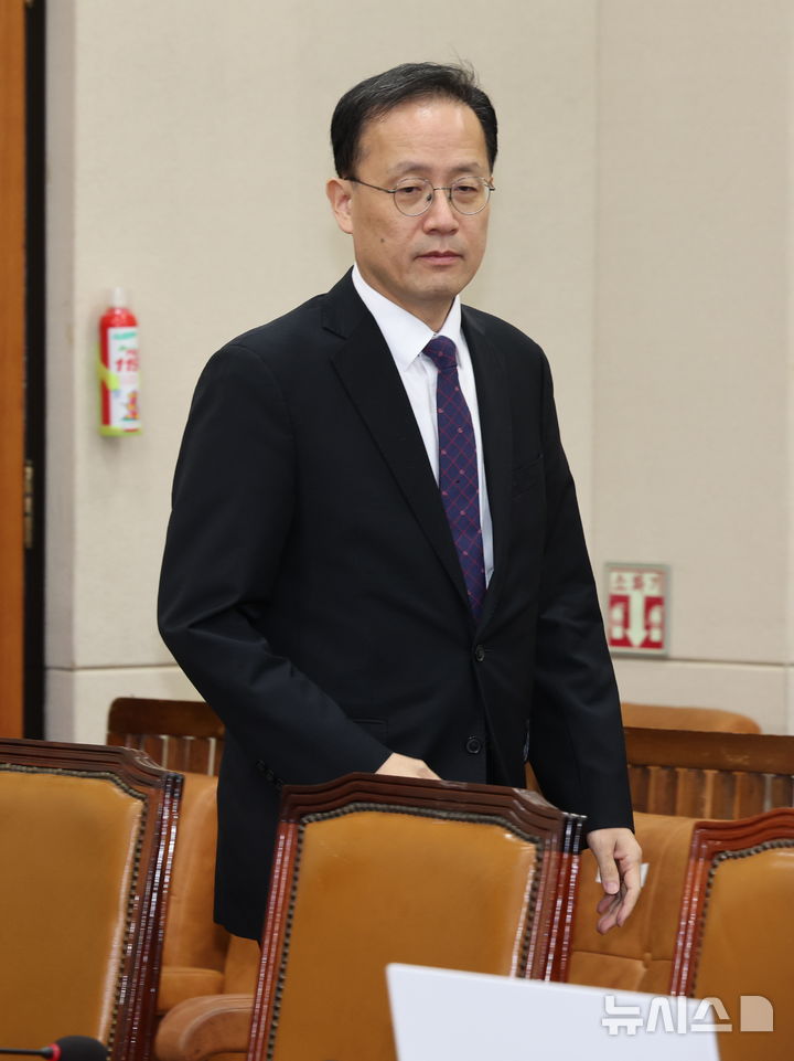 [서울=뉴시스] 최진석 기자 = 이형일 부총리 겸 재정경제부장관 후보가 15일 여의도 국회에서 열린 제439회 국회(정기회) 재정경제기획위원회 국무위원후보자(부총리 겸 재정경제부장관 이형일) 인사청문회에 출석하고 있다. 2026.09.15. myjs@newsis.com