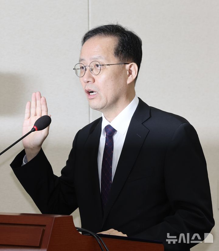 [서울=뉴시스] 최진석 기자 = 이형일 부총리 겸 재정경제부장관 후보가 15일 여의도 국회에서 열린 제439회 국회(정기회) 재정경제기획위원회 국무위원후보자(부총리 겸 재정경제부장관 이형일) 인사청문회에서 선서를하고 있다. 2026.09.15. myjs@newsis.com
