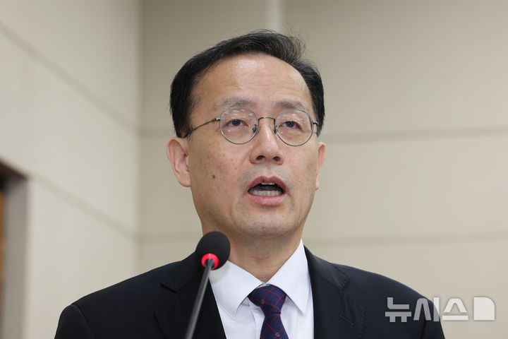[서울=뉴시스] 최진석 기자 = 이형일 부총리 겸 재정경제부장관 후보가 15일 여의도 국회에서 열린 제439회 국회(정기회) 재정경제기획위원회 국무위원후보자(부총리 겸 재정경제부장관 이형일) 인사청문회에서 인사말하고 있다. 2026.09.15. myjs@newsis.com