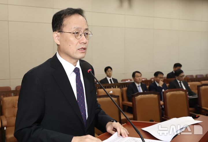 [서울=뉴시스] 최진석 기자 = 이형일 부총리 겸 재정경제부장관 후보가 15일 여의도 국회에서 열린 제439회 국회(정기회) 재정경제기획위원회 국무위원후보자(부총리 겸 재정경제부장관 이형일) 인사청문회에서 인사말하고 있다. 2026.09.15. myjs@newsis.com