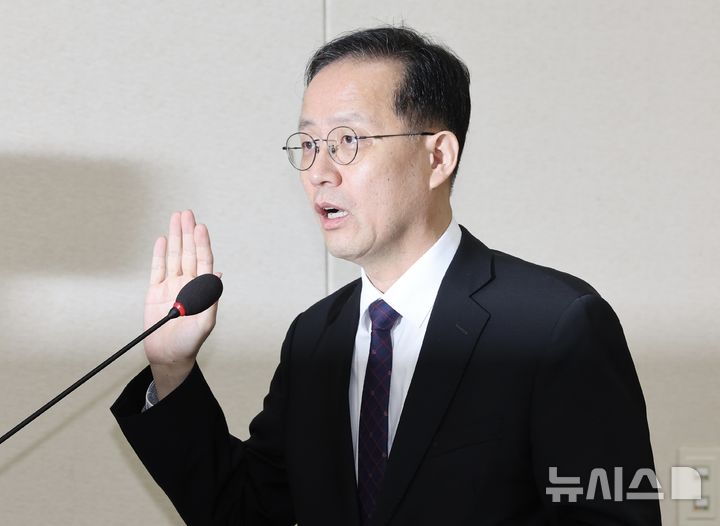 [서울=뉴시스] 최진석 기자 = 이형일 부총리 겸 재정경제부장관 후보가 15일 여의도 국회에서 열린 제439회 국회(정기회) 재정경제기획위원회 국무위원후보자(부총리 겸 재정경제부장관 이형일) 인사청문회에서 선서를하고 있다. 2026.09.15. myjs@newsis.com