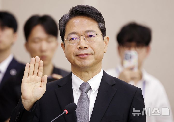 [서울=뉴시스] 정병혁 기자 = 김승원 법무부장관 후보자가 15일 서울 여의도 국회 법제사법위원회에서 열린 인사청문회에서 선서하고 있다. 2026.09.15. jhope@newsis.com