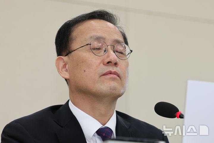 [서울=뉴시스] 최진석 기자 = 이형일 부총리 겸 재정경제부장관 후보가 15일 여의도 국회에서 열린 제439회 국회(정기회) 재정경제기획위원회 국무위원후보자(부총리 겸 재정경제부장관 이형일) 인사청문회에서 의원 질의에 답하며 눈을 감고 있다. 2026.09.15. myjs@newsis.com