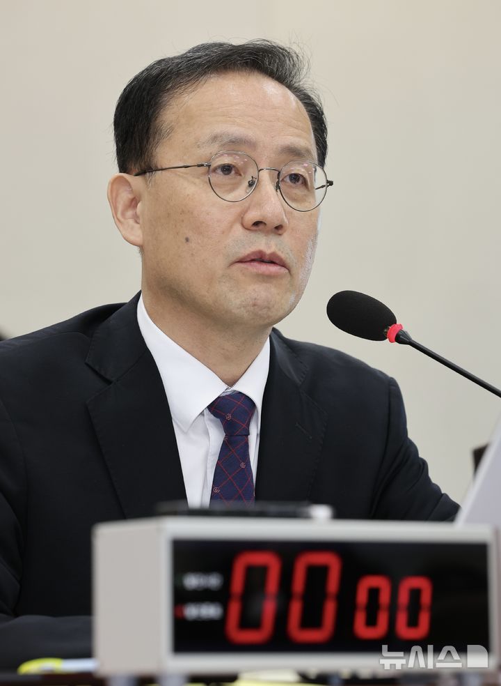 [서울=뉴시스] 최진석 기자 = 이형일 부총리 겸 재정경제부장관 후보가 15일 여의도 국회에서 열린 제439회 국회(정기회) 재정경제기획위원회 국무위원후보자(부총리 겸 재정경제부장관 이형일) 인사청문회에서 의원 질의에 답하고 있다. 2026.09.15. myjs@newsis.com