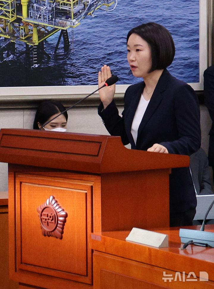 [서울=뉴시스] 고범준 기자 = 이소영 중소벤처기업부 장관 후보자가 15일 서울 여의도 국회에서 열린 인사청문회에서 선서를 하고 있다. 2026.09.15. bjko@newsis.com