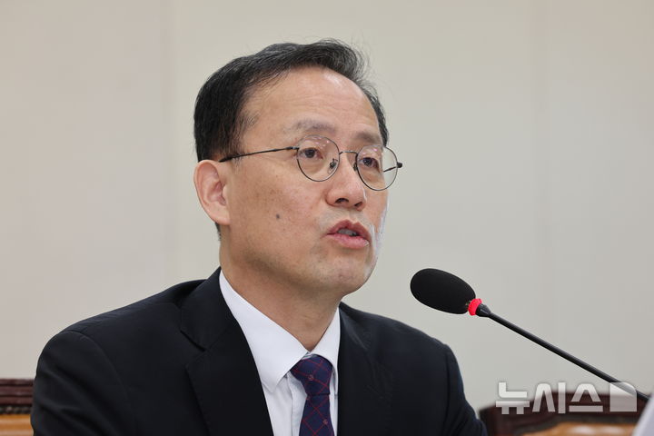 [서울=뉴시스] 최진석 기자 = 이형일 부총리 겸 재정경제부장관 후보가 15일 여의도 국회에서 열린 제439회 국회(정기회) 재정경제기획위원회 국무위원후보자(부총리 겸 재정경제부장관 이형일) 인사청문회에서 의원 질의에 답하고 있다. 2026.09.15. myjs@newsis.com
