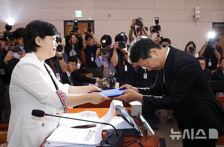 [서울=뉴시스] 정병혁 기자 = 김승원 법무부장관 후보자가 15일 서울 여의도 국회 법제사법위원회에서 열린 인사청문회에서 서영교 법사위원장에 선서문을 제출하고 있다. 2026.09.15. jhope@newsis.com