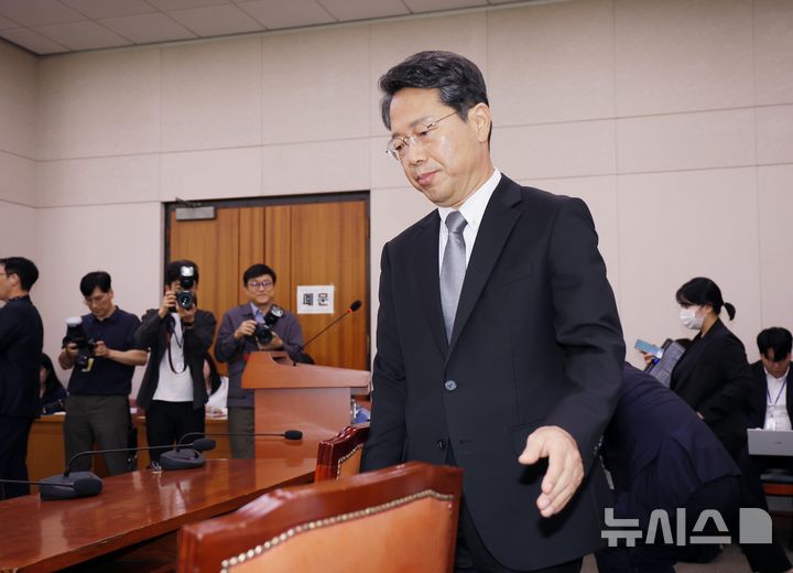 [서울=뉴시스] 정병혁 기자 = 김승원 법무부장관 후보자가 15일 서울 여의도 국회 법제사법위원회에서 열린 인사청문회에서 자리에 앉고 있다. 2026.09.15. jhope@newsis.com
