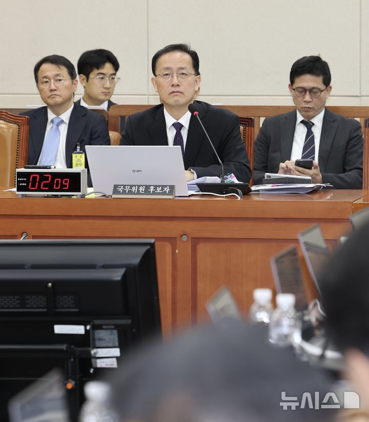 [서울=뉴시스] 최진석 기자 = 이형일 부총리 겸 재정경제부장관 후보가 15일 여의도 국회에서 열린 제439회 국회(정기회) 재정경제기획위원회 국무위원후보자(부총리 겸 재정경제부장관 이형일) 인사청문회에서 의원 질의를 듣고 있다. 2026.09.15. myjs@newsis.com
