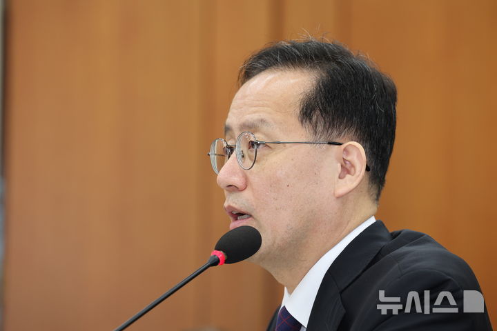 [서울=뉴시스] 최진석 기자 = 이형일 부총리 겸 재정경제부장관 후보가 15일 여의도 국회에서 열린 제439회 국회(정기회) 재정경제기획위원회 국무위원후보자(부총리 겸 재정경제부장관 이형일) 인사청문회에서 의원 질의에 답하고 있다. 2026.09.15. myjs@newsis.com