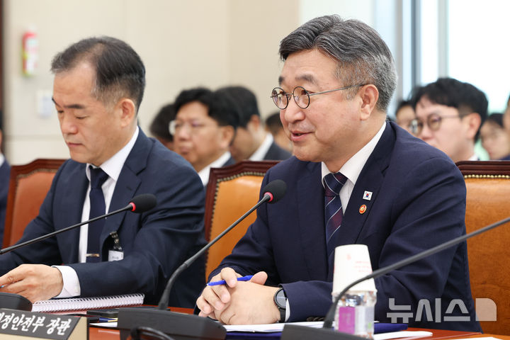 [서울=뉴시스] 김근수 기자 = 윤호중 행정안전부 장관이 15일 오전 서울 여의도 국회에서 열린 국회 행정안전위원회 전체회의에서 질의에 답하고 있다. 2026.09.15. ks@newsis.com