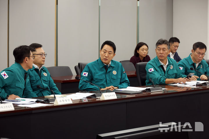[서울=뉴시스] 고승민 기자 = 오세훈 서울시장이 지난달 15일 시청에서 열린 긴급 대책회의에서 참석 간부들과 대화를 하고 있다. 2026.09.15. kkssmm99@newsis.com