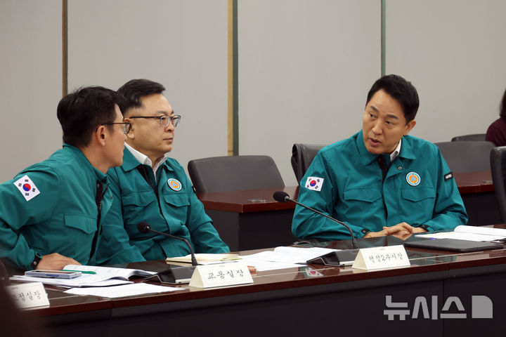 [서울=뉴시스] 고승민 기자 = 오세훈 서울시장이 15일 시청에서 열린 시내버스 파업 관련 긴급 대책회의에서 참석 간부들과 대화를 하고 있다. 2026.09.15. kkssmm99@newsis.com