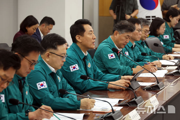 [서울=뉴시스] 고승민 기자 = 오세훈 서울시장이 15일 시청에서 열린 시내버스 파업 관련 긴급 대책회의에서 발언하고 있다. 2026.09.15. kkssmm99@newsis.com